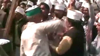 Video : Before Kejriwal's speech, clashes at Farrukhabad, car windows smashed