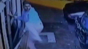 कैमरे में कैद : 90 किलो की तिजोरी ले उड़े चोर