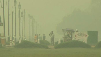 Thick blanket of smog engulfs Delhi as temperatures continue to dip