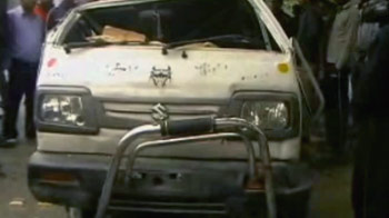 दिल्ली में स्कूल वैन पर गिरा डम्पर, चार बच्चे घायल दिल्ली में स्कूल वैन पर गिरा डम्पर, चार बच्चे घायल