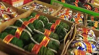 Videos : पटाखों के बाजार पर महंगाई की मार
