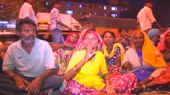 रहने को घर नहीं, जाएं तो जाएं कहां...