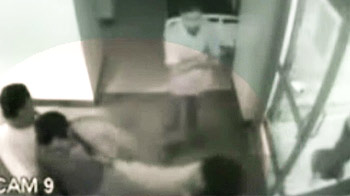 नेता की दादागिरी, अस्पताल में लहराई रिवॉल्वर