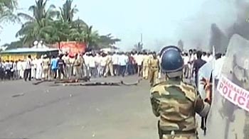 Videos : महाराष्ट्र में उग्र हुआ किसान आंदोलन, पुलिस वैन फूंकी