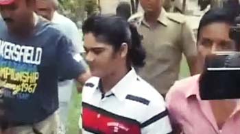 खुदकुशी के लिए उकसा रही है पुलिस : पिंकी