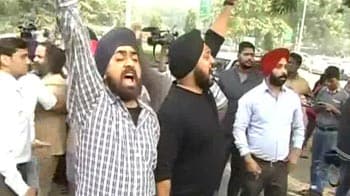 Video : Violence within Delhi gurudwara's premises