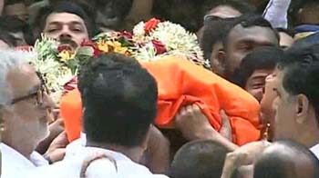 Lakhs of supporters join Bal Thackeray's last journey