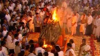 Video : Bal Thackeray cremated; Uddhav, Raj perform final rites
