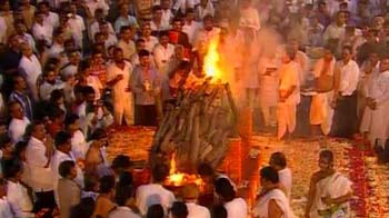Bal Thackeray cremated; Uddhav, Raj perform final rites