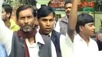 मुलायम के छोटे बेटे  को टिकट देने की मांग पर नारेबाजी