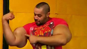 Video : World's biggest arms right here