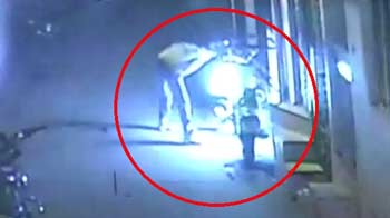 कैमरे में कैद : दो सनकी लड़कों ने फूंके 19 टू-व्हीलर्स