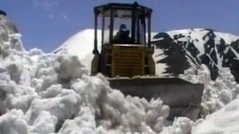 Videos : गुलमर्ग में मौसम की पहली बर्फबारी