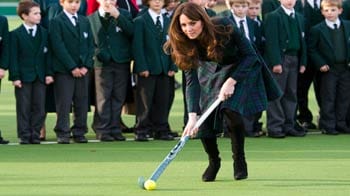 Video : Kate Middleton revisits school, plays hockey in high heels