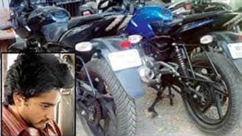 Videos : कैमरे में कैद : मुंबई में बाइक चुराता टीवी एक्टर