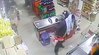 कैमरे में कैद : नोएडा के स्टोर में चोरों का गिरोह