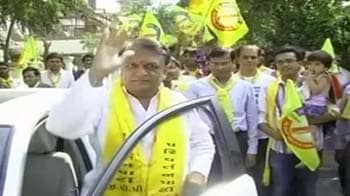 Videos : गुजरात चुनाव : बीएमडब्ल्यू में चलते हैं उम्मीदवार