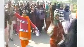 Videos : यूपी : प्रदर्शन करने वाली 40 लड़कियों पर मुकदमा दर्ज