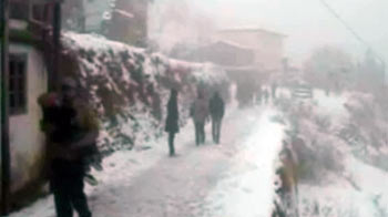 Snow in nearby hills of Shimla, Manali triggers rush of tourists