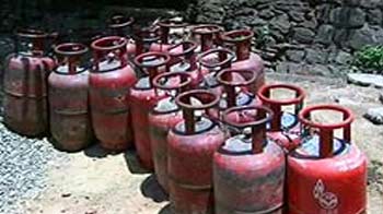 चुनाव से पहले सरकार ने बढ़ाई सिलेंडरों की संख्या