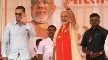 Video : Gujarat elections: Cricketer Irfan Pathan joins Modi in rally