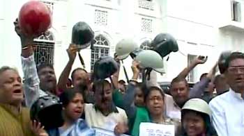 Videos : बंगाल विधानसभा में हेलमेट पहनकर पहुंचे कांग्रेस विधायक
