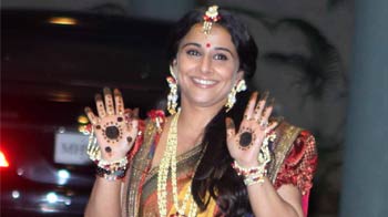 Vidya sticks to traditional Sabyasachi <i>sari</i> for <i>mehendi</i>