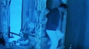 Video : कैमरे में कैद : आगरा में मंदिर में हुई चोरी