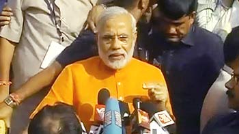 वोट डालने पहुंचे मोदी, जनसैलाब उमड़ा