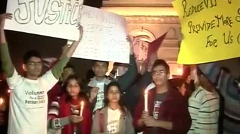 Delhi gang-rape: victim fighting for life, on ventilator, say doctors