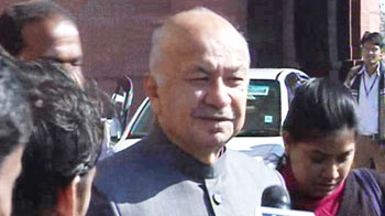 Delhi rape: After Sonia Gandhi's angry letter, Home Minister meets cops