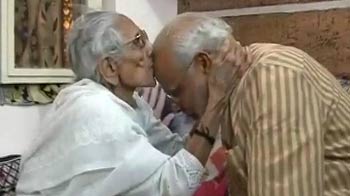 जीत के बाद मां का आशीष लेने पहुंचे मोदी