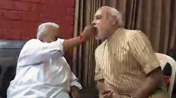 जीत के बाद केशुभाई से मिलने पहुंचे मोदी