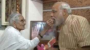 Video : Narendra Modi meets his mother, says he wants her blessing