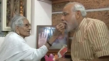 Narendra Modi meets his mother, says he wants her blessing