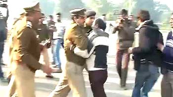 Video : Huge crowd at India Gate as gang-rape victim fights for life
