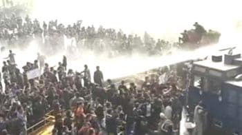 Video : Delhi gang-rape: water cannons, lathicharge as protests intensify