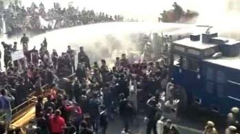 गैंगरेप : प्रदर्शनकारियों पर पानी की बौछार, लाठीचार्ज