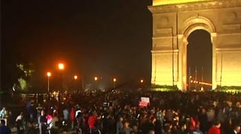 Video : 'Amanat' gang-rape case: Protests in Delhi intensify, agitators clash with cops