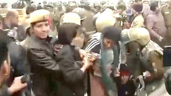 Delhi gang-rape protesters being removed forcibly at India gate
