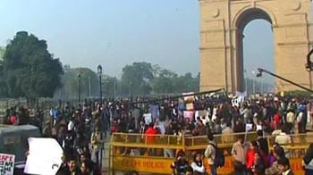 Video : Weekend mayhem at India Gate: A tale of two families