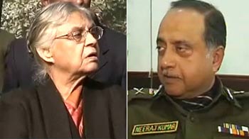 दिल्ली पुलिस और शीला आमने-सामने
