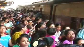 मुंबई की लोकल कराएगी सुहाना सफर