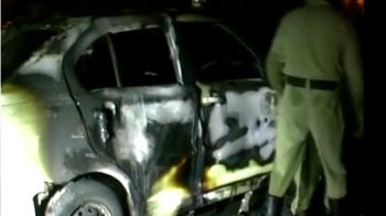 Videos : दिल्ली में चलती कार में आग, तीन की मौत