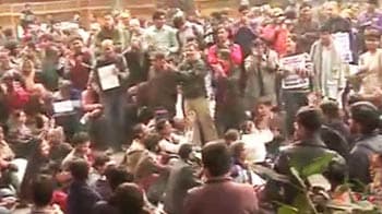 Video : Stand-off between police and protesters near India Gate