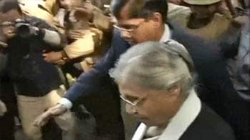 Video : Protests for 'Amanat': Chief Minister Sheila Dikshit forced to return