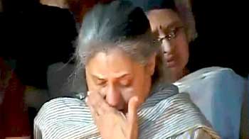 संवेदना व्यक्त करते रो पड़ीं जया संवेदना व्यक्त करते रो पड़ीं जया