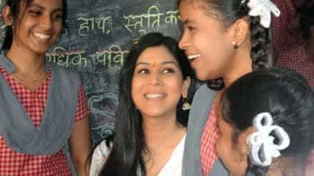 Video : TV Actress Sakshi Tanwar visits school for SMS campaign