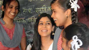 सपोर्ट माई स्कूल : बच्चों के बीच साक्षी तंवर सपोर्ट माई स्कूल : बच्चों के बीच साक्षी तंवर