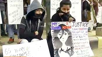 गैंगरेप : देश में तमाम जगहों पर प्रदर्शन जारी गैंगरेप : देश में तमाम जगहों पर प्रदर्शन जारी